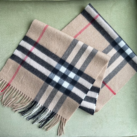 NWOT. Burberry Iconic Check Cashmere Scarf. Color: Archive Beige - Picture 7 of 8